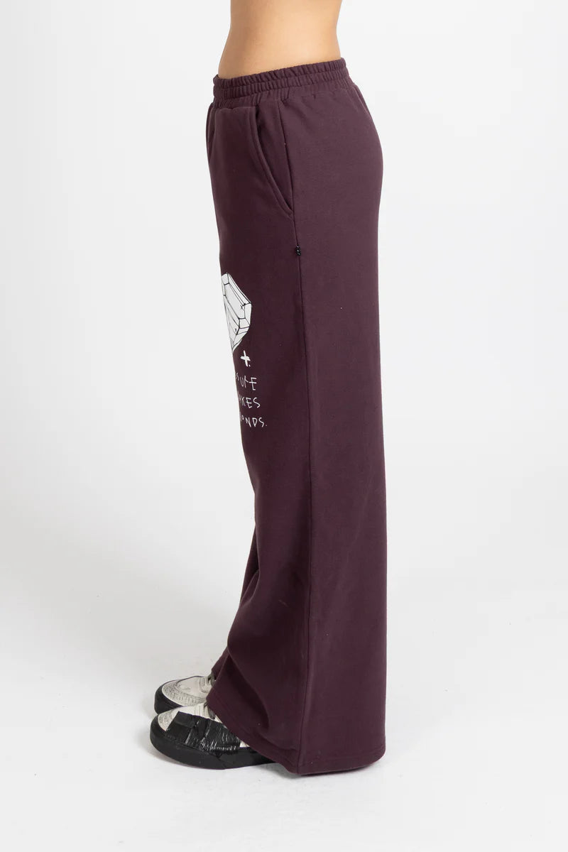 Relaxed fit with a clean tapered leg
Soft, durable fabrication for everyday wear
Minimal design for a modern, versatile look
Pressure colourway for easy styling
Designed for comfort and movement
Designed in New Zealand by Federation
Standard fit