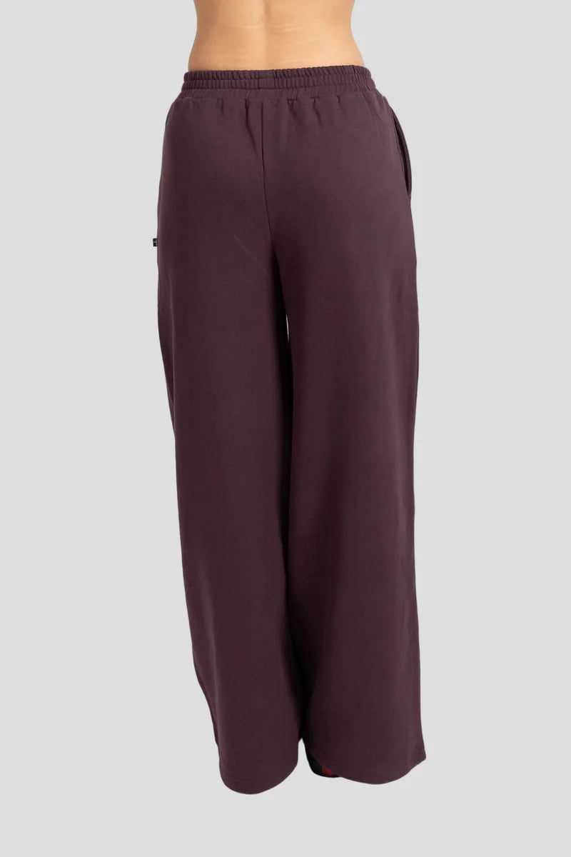 Relaxed fit with a clean tapered leg
Soft, durable fabrication for everyday wear
Minimal design for a modern, versatile look
Pressure colourway for easy styling
Designed for comfort and movement
Designed in New Zealand by Federation
Standard fit