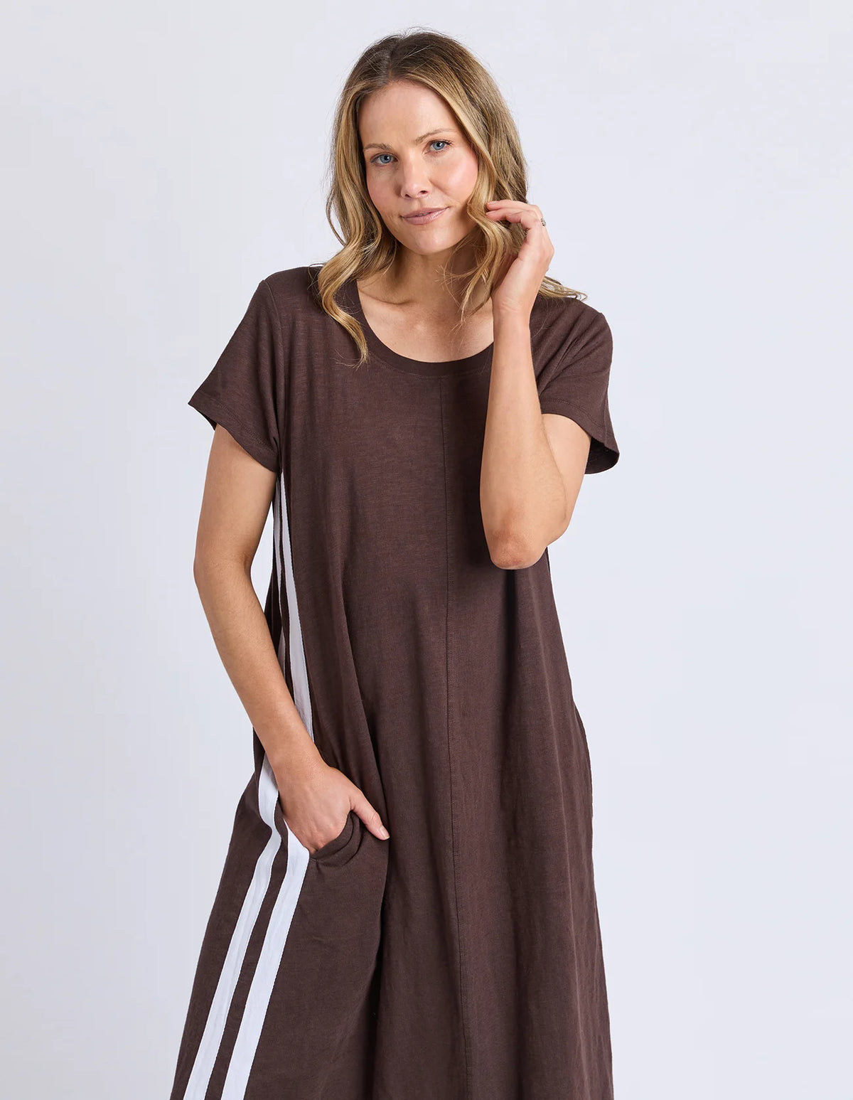 Relaxed, flattering A-line silhouette

Classic round neckline

Short set-in sleeves

Easy midi length

Straight hem

Pullover design with no fastenings

On-trend side taping detail

Functional pockets

Lightweight stretch cotton

Fabric composition: 100% cotton