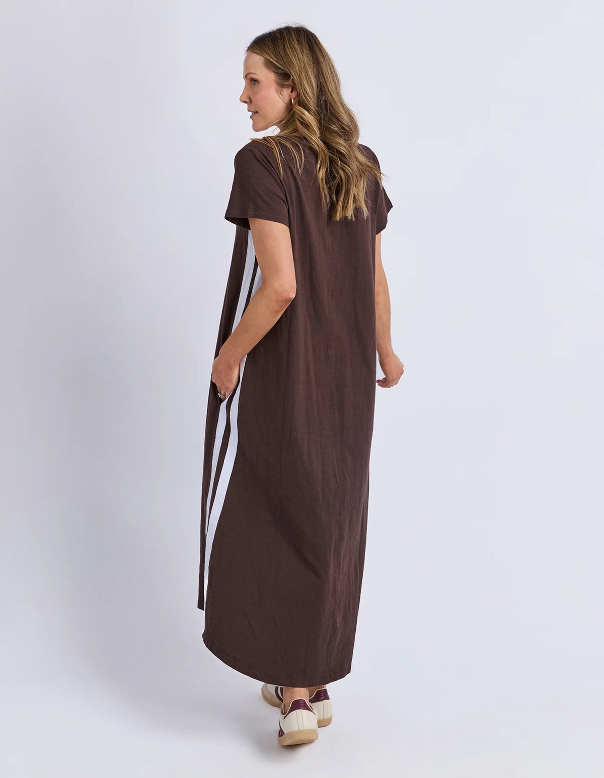Relaxed, flattering A-line silhouette

Classic round neckline

Short set-in sleeves

Easy midi length

Straight hem

Pullover design with no fastenings

On-trend side taping detail

Functional pockets

Lightweight stretch cotton

Fabric composition: 100% cotton