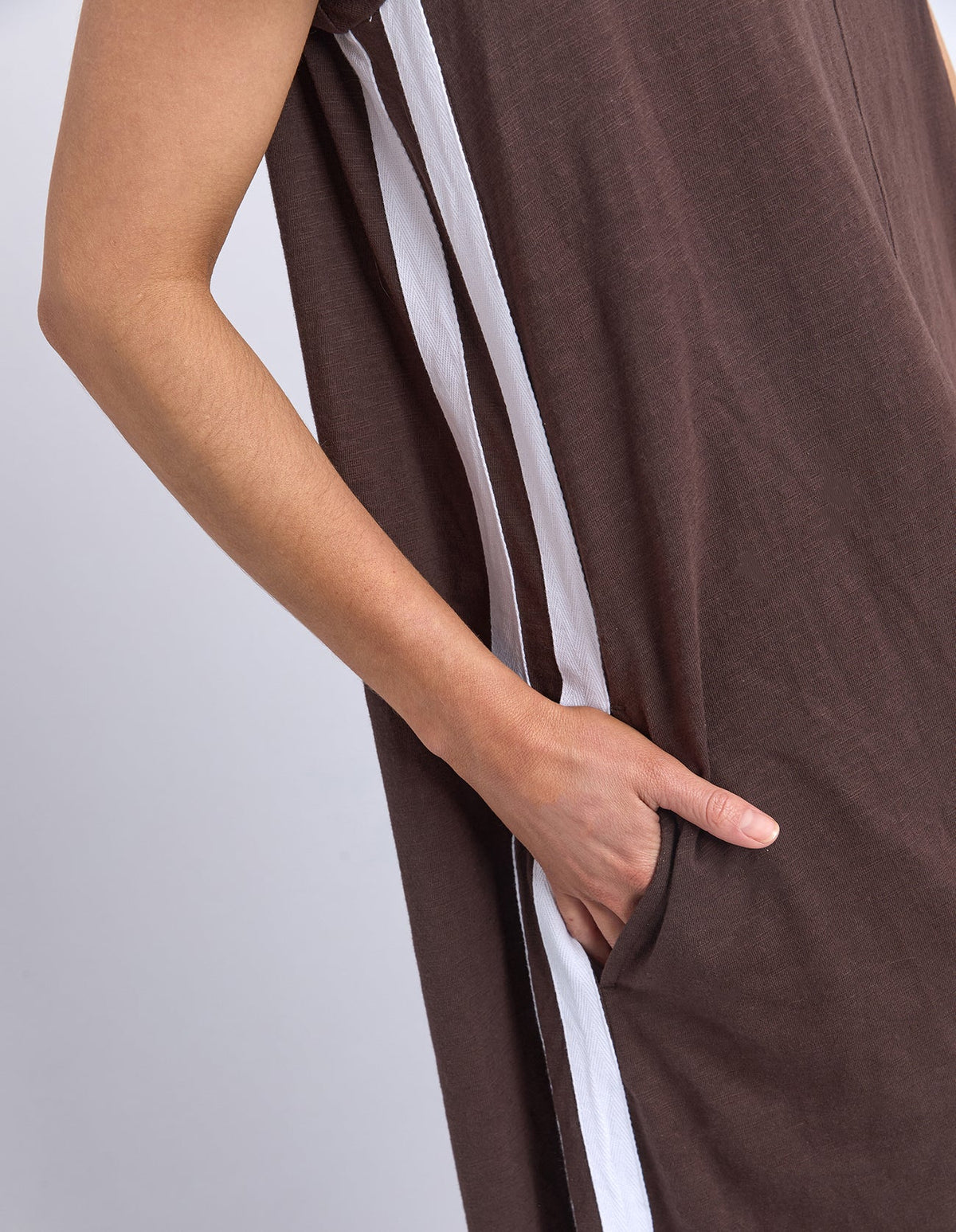 Relaxed, flattering A-line silhouette

Classic round neckline

Short set-in sleeves

Easy midi length

Straight hem

Pullover design with no fastenings

On-trend side taping detail

Functional pockets

Lightweight stretch cotton

Fabric composition: 100% cotton