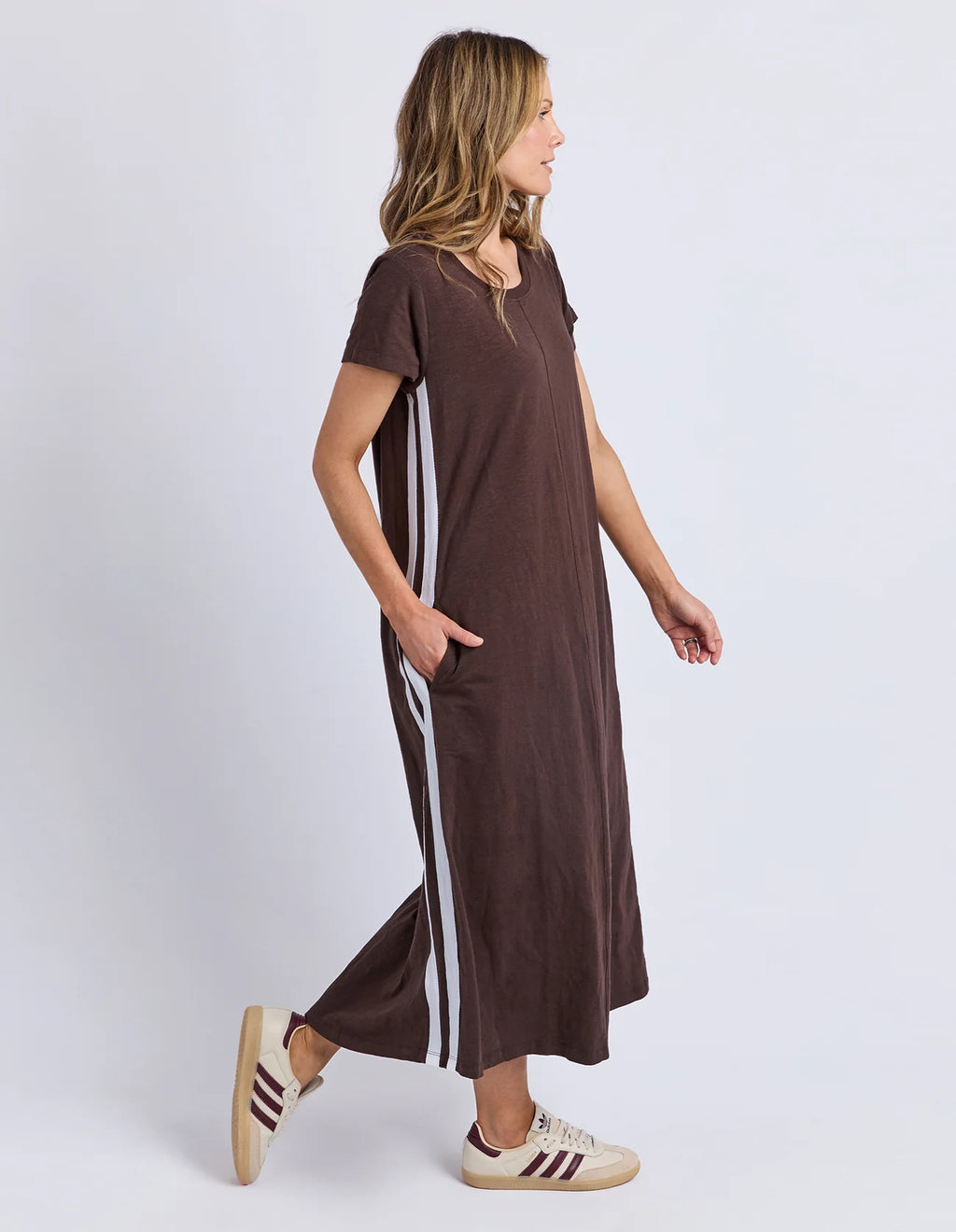 Relaxed, flattering A-line silhouette

Classic round neckline

Short set-in sleeves

Easy midi length

Straight hem

Pullover design with no fastenings

On-trend side taping detail

Functional pockets

Lightweight stretch cotton

Fabric composition: 100% cotton