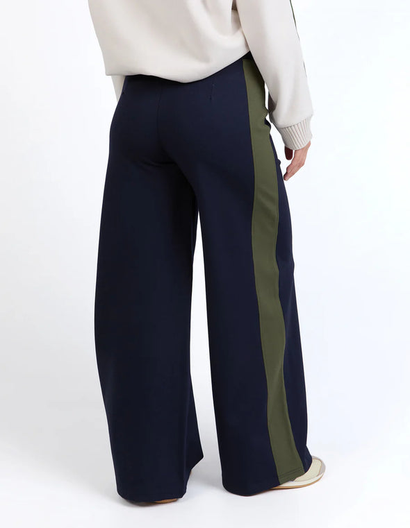 Elastic waist
Side panel detail
Relaxed Fit
61% Viscose 33% Nylon 6% Elastane