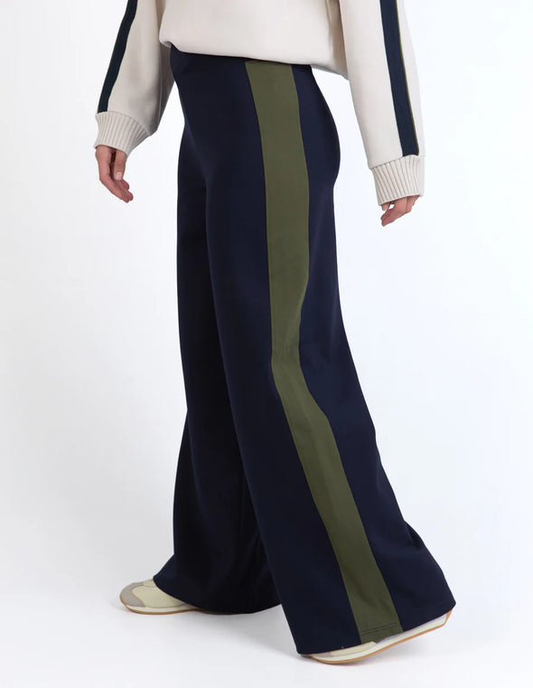 Elastic waist
Side panel detail
Relaxed Fit
61% Viscose 33% Nylon 6% Elastane