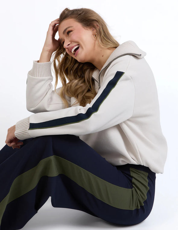 Elastic waist
Side panel detail
Relaxed Fit
61% Viscose 33% Nylon 6% Elastane