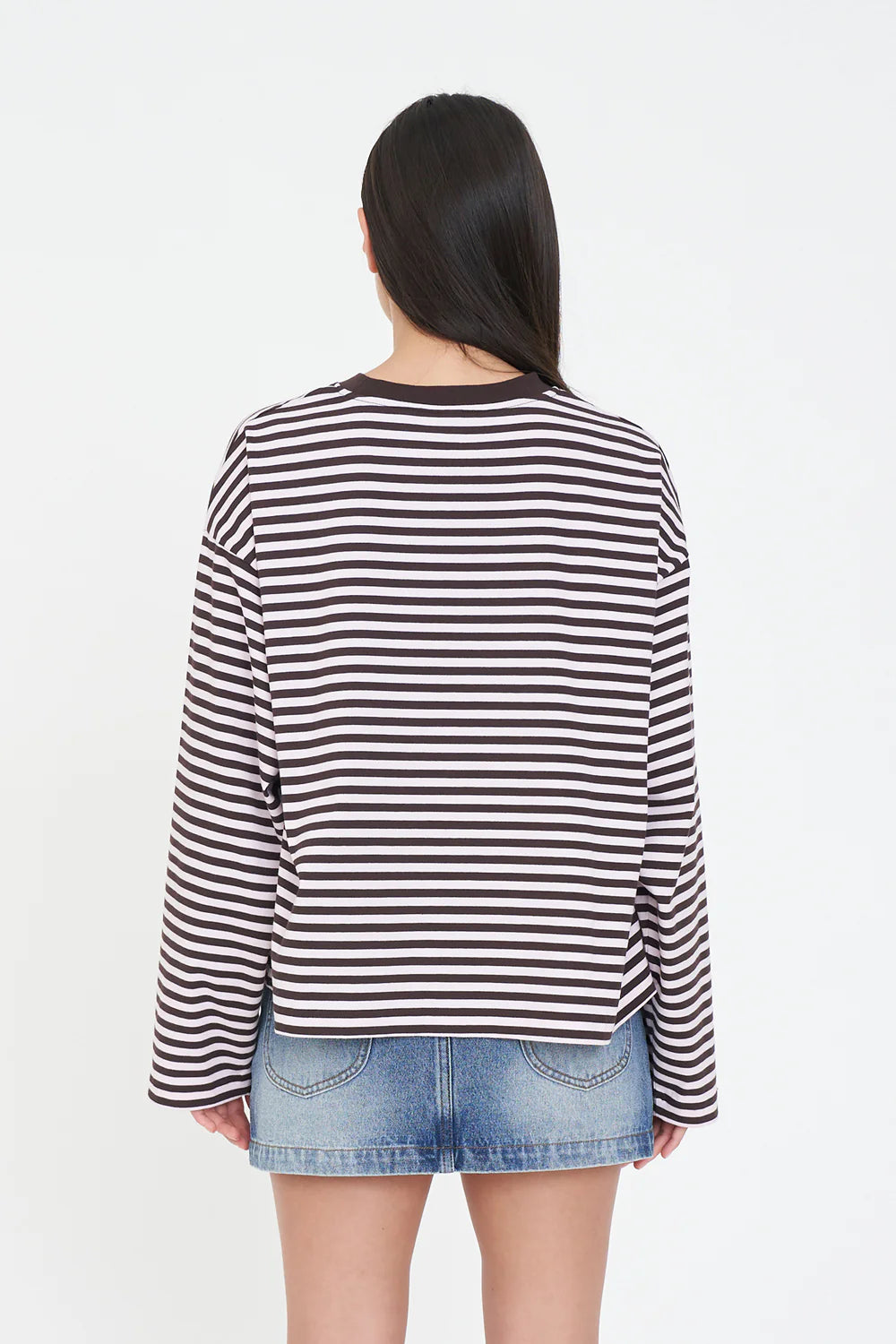 Soft stretch cotton for all day comfort
Classic yarn dyed stripe design
Flattering fitted silhouette
Long sleeves for effortless layering
Signature Huffer branded woven label
Mid weight for all year round wear
Purple and chocolate stripe