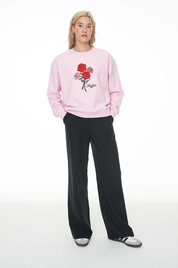 Get ready for the arrival of Spring with this adorable crew. Featuring embroidered flowers and Huffer branding, along with a cozy fleece lining. The blossom colour option is a beautiful shade of pink that will brighten up your day. This everyday piece can be effortlessly paired with denim, workout fit, or for a comfortable yet stylish relaxed look. The ribbed crew neck, cuff, and hem, along with the dropped shoulder, add to the relaxed fit.