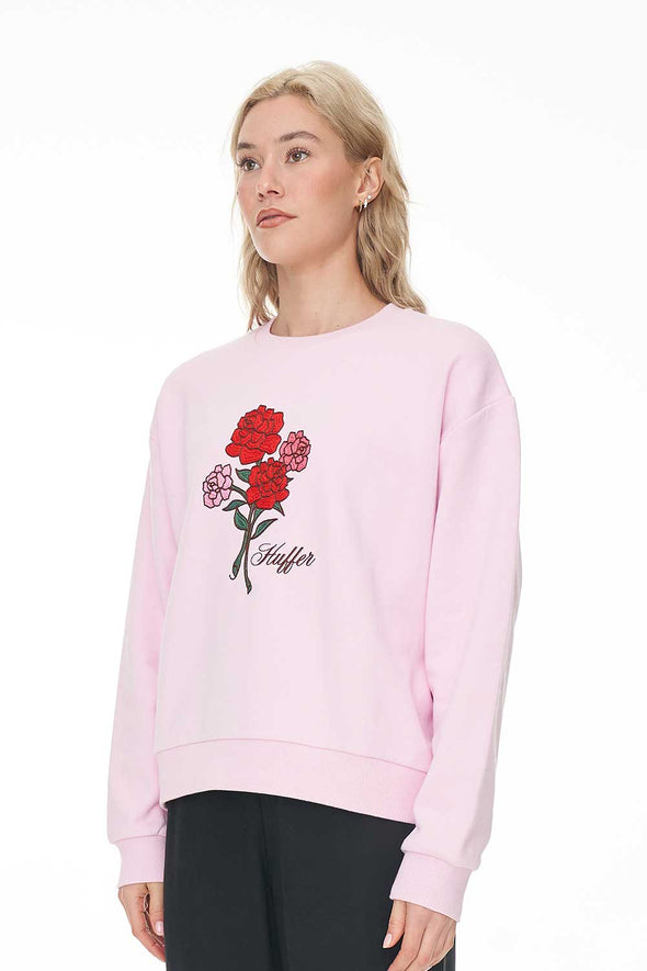 Get ready for the arrival of Spring with this adorable crew. Featuring embroidered flowers and Huffer branding, along with a cozy fleece lining. The blossom colour option is a beautiful shade of pink that will brighten up your day. This everyday piece can be effortlessly paired with denim, workout fit, or for a comfortable yet stylish relaxed look. The ribbed crew neck, cuff, and hem, along with the dropped shoulder, add to the relaxed fit.