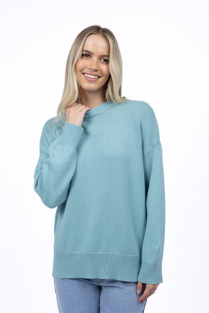 Super soft, oversized jumper.
Non-itchy wool blend.
Roomy fit that drapes away from the body.
Dropped shoulder design.
Ribbed cuffs, neck and hem.&nbsp;
Wide feature band at hem with side splits.
Available in three fab colours.
True to size. Relaxed fit throughout