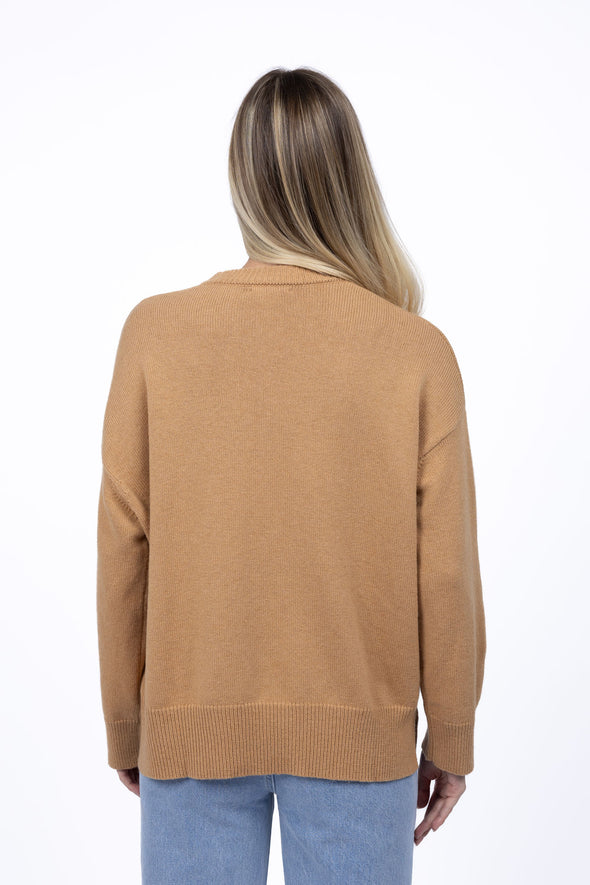 Super soft, oversized jumper.
Non-itchy wool blend.
Roomy fit that drapes away from the body.
Dropped shoulder design.
Ribbed cuffs, neck and hem.&nbsp;
Wide feature band at hem with side splits.
Available in three fab colours.
True to size. Relaxed fit throughout