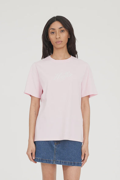 100% Cotton, 170gsm standard weight jersey

Classic fit with short sleeves

15mm ribbed neckline for structure

Custom piece-dyed colour finish

Iconic Huffer placement embroidery