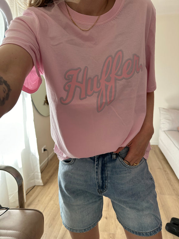 Huffer Classic Tee 170/Autograph Blossom

Indulge in our pretty in pink Huffer tee. Classic style fit ( our top fav) with gorgeous HUFFER script on the front. 100% Cotton