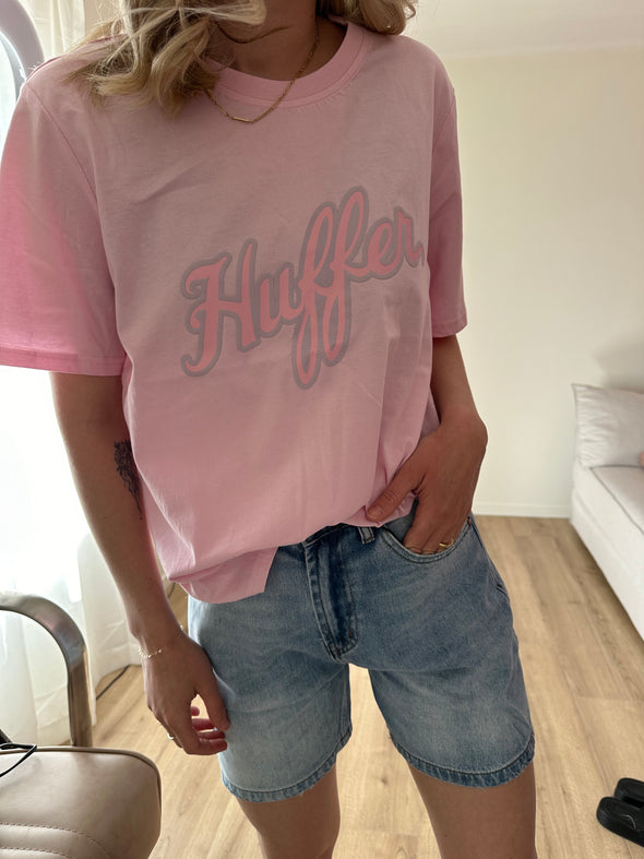 Huffer Classic Tee 170/Autograph Blossom

Indulge in our pretty in pink Huffer tee. Classic style fit ( our top fav) with gorgeous HUFFER script on the front. 100% Cotton