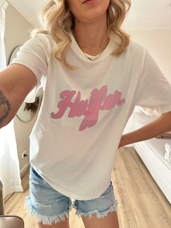 Huffer Classic Tee 170/Autograph Chalk .The most popular shaped Tee is back for another season and this time with the perfect script print logo in your favourite colour - pink!