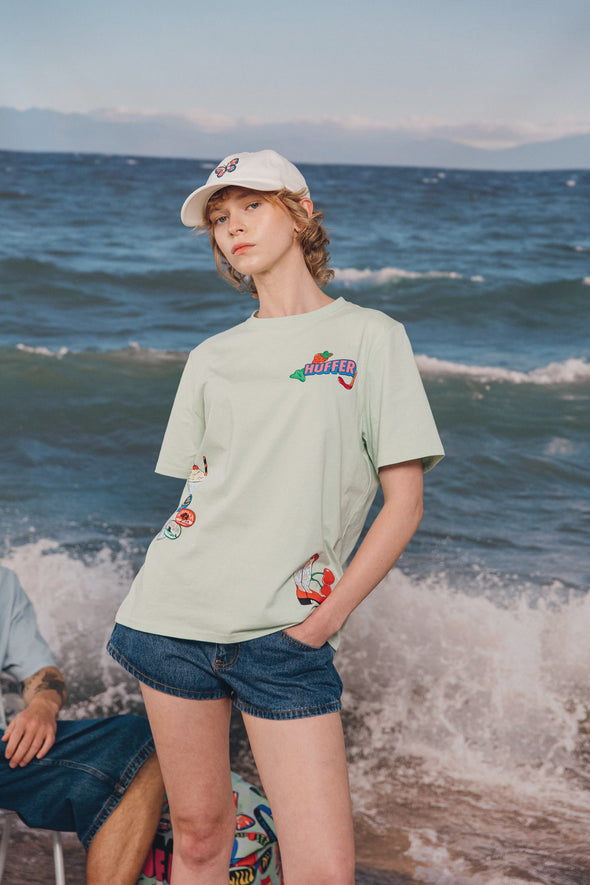 Huffer x Studio Bon Sounds of Summer exclusive design

Classic short sleeve streetwear fit

Huffer branded placement screen print

15mm neck rib for structure and comfort

Premium 170gsm 100% cotton for breathability and durability