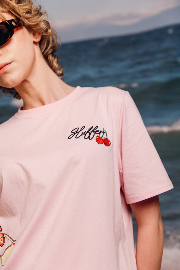 Huffer x Studio Bon Sounds of Summer exclusive design

Classic short sleeve streetwear fit

Huffer branded placement embroidery

15mm neck rib for structure and comfort

Premium 170gsm 100% cotton for breathability and durability