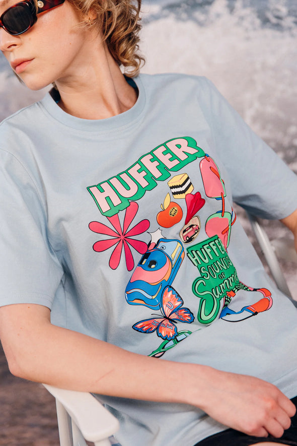 Huffer x Studio Bon Sounds of Summer exclusive design

Classic short sleeve streetwear fit

Huffer branded placement screenprint

15mm neck rib for structure and comfort

Premium 170gsm 100% cotton for breathability and durability
