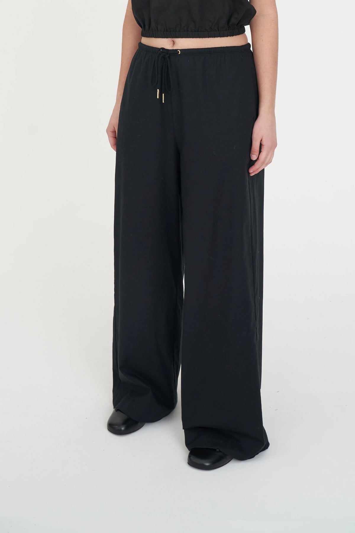 Custom blue stripe that goes with everything
Relaxed wide leg silhouette
Elasticated waist with adjustable drawcord
Soft, lightweight 100% cotton
Easy to dress up or down
Huffer branded hardware and placement embroidery