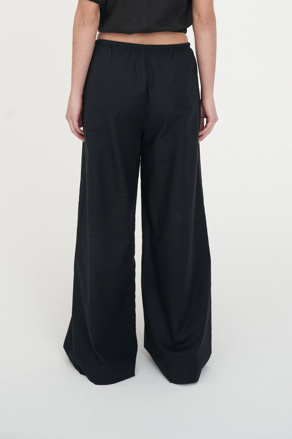 Custom blue stripe that goes with everything
Relaxed wide leg silhouette
Elasticated waist with adjustable drawcord
Soft, lightweight 100% cotton
Easy to dress up or down
Huffer branded hardware and placement embroidery