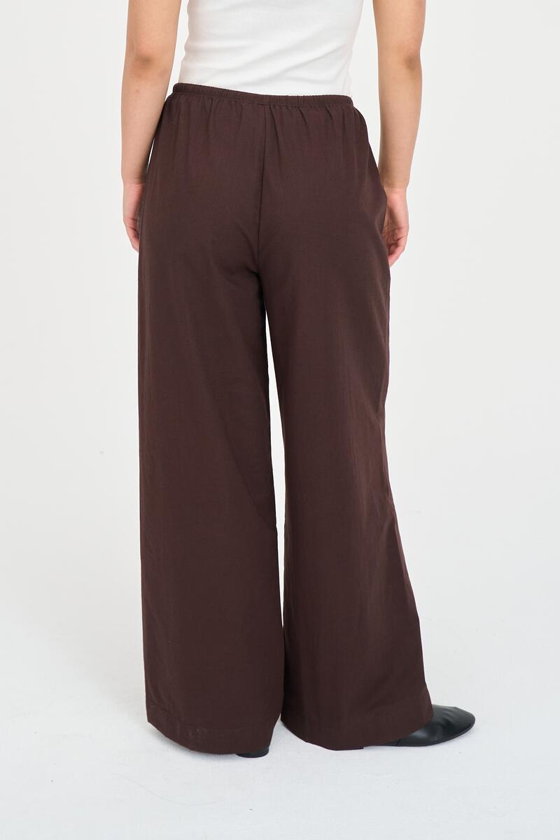 100% cotton

Lightweight 110gsm fabric

Mid-rise leisure pant

Elasticated waistband with adjustable drawcord

Functional side pockets

Huffer branded metal hardware