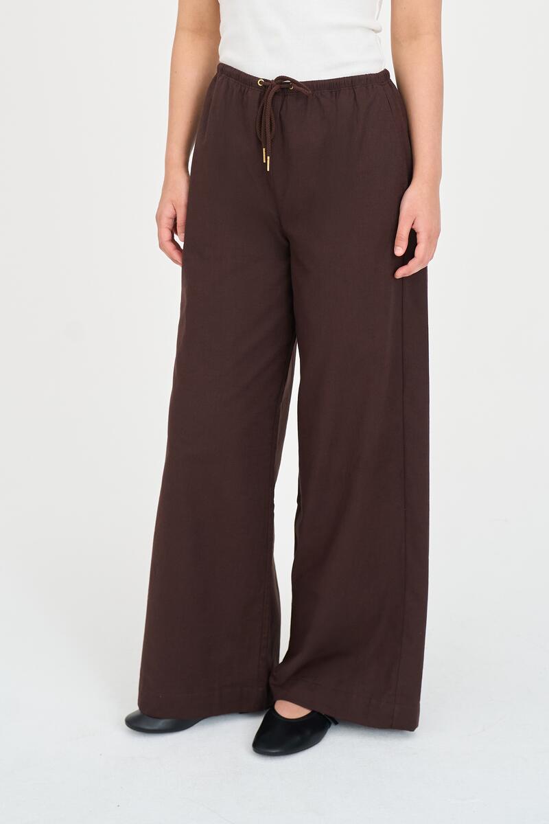 100% cotton

Lightweight 110gsm fabric

Mid-rise leisure pant

Elasticated waistband with adjustable drawcord

Functional side pockets

Huffer branded metal hardware