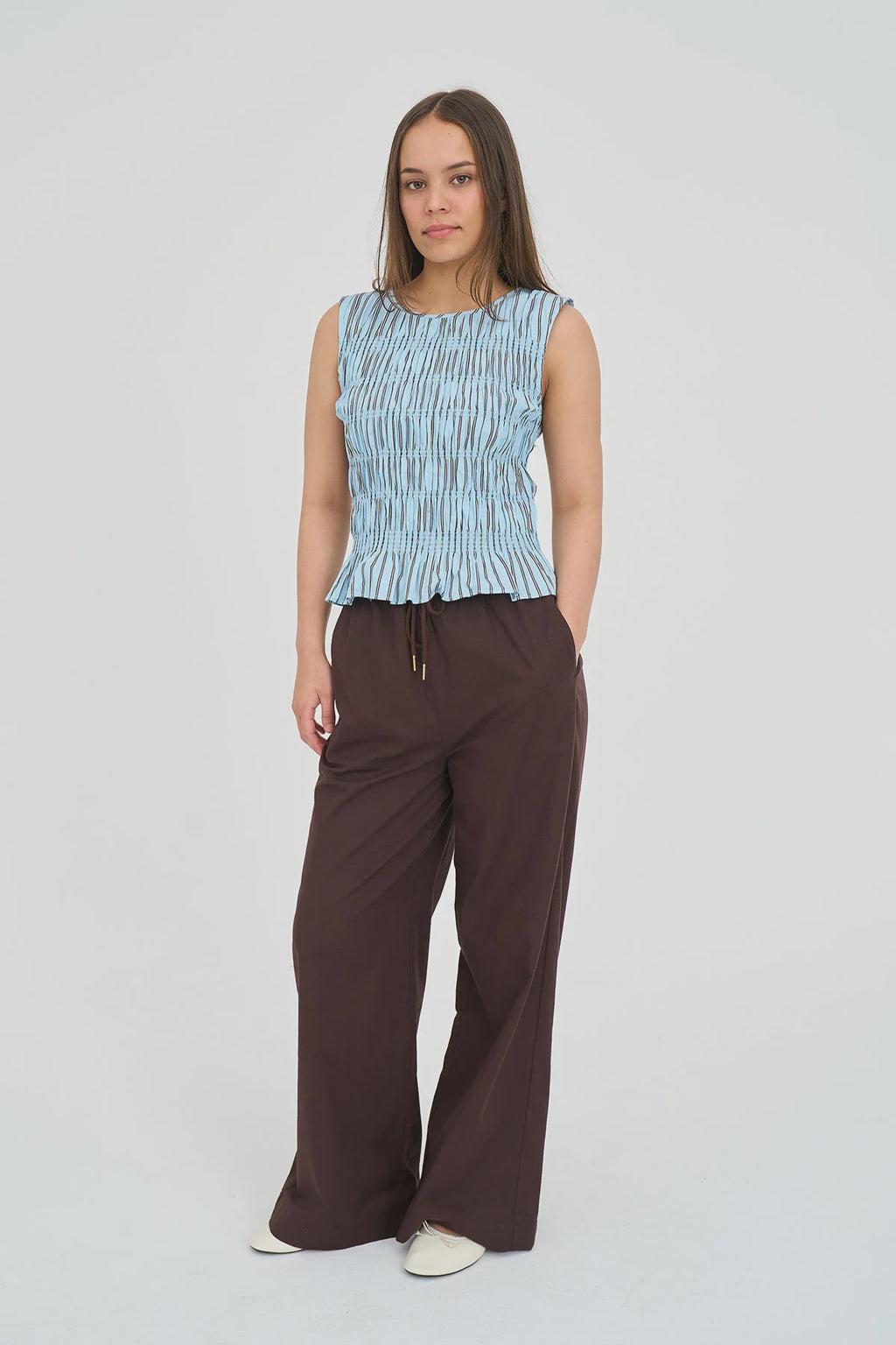 100% cotton

Lightweight 110gsm fabric

Mid-rise leisure pant

Elasticated waistband with adjustable drawcord

Functional side pockets

Huffer branded metal hardware