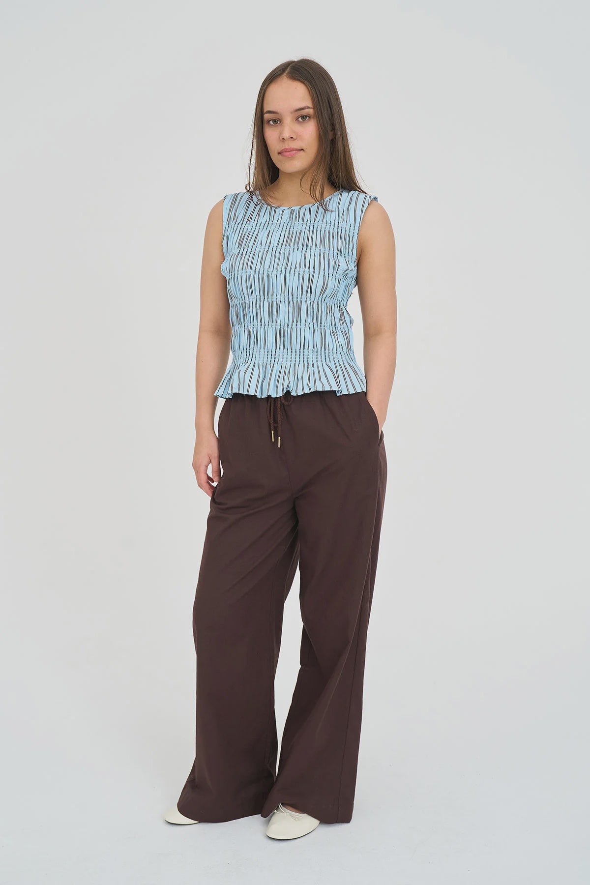 100% cotton

Lightweight 110gsm fabric

Mid-rise leisure pant

Elasticated waistband with adjustable drawcord

Functional side pockets

Huffer branded metal hardware