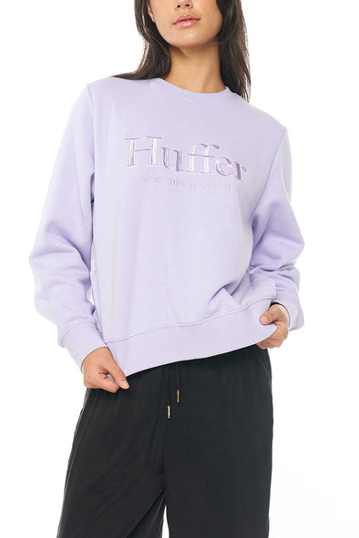 Get ready to rock the streets with the stylish Huffer sweater in a gorgeous lilac color. This cozy sweater not only keeps you warm with its fleece lining, but it also adds a touch of sophistication with the embroidered brand name "Huffer"