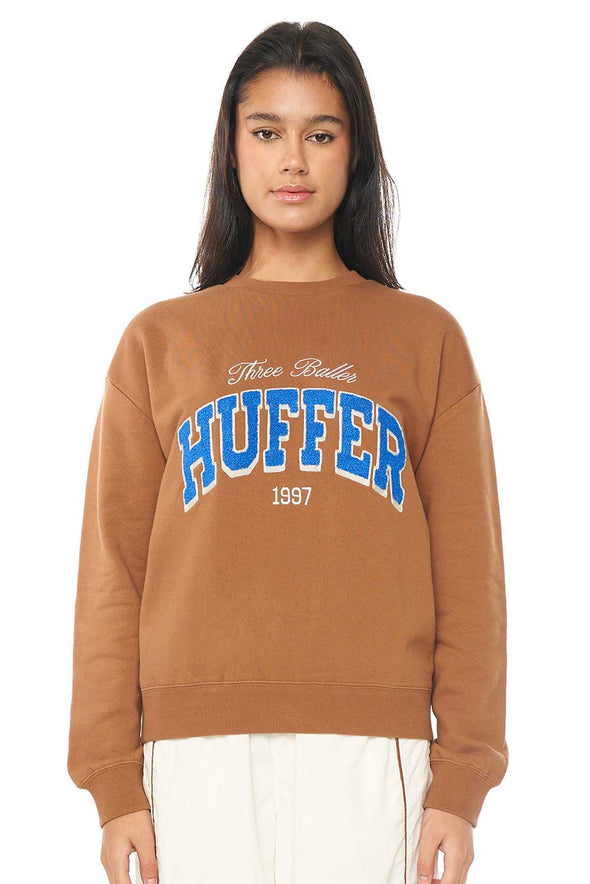 Get ready to cozy up in style with the Huffer sweater in a warm acorn color. This sweater features a classic crew neck design and a fluffy Huffer logo in a vibrant blue, adding a pop of color to your outfit. With its standard sizing, it's easy to find the perfect fit.