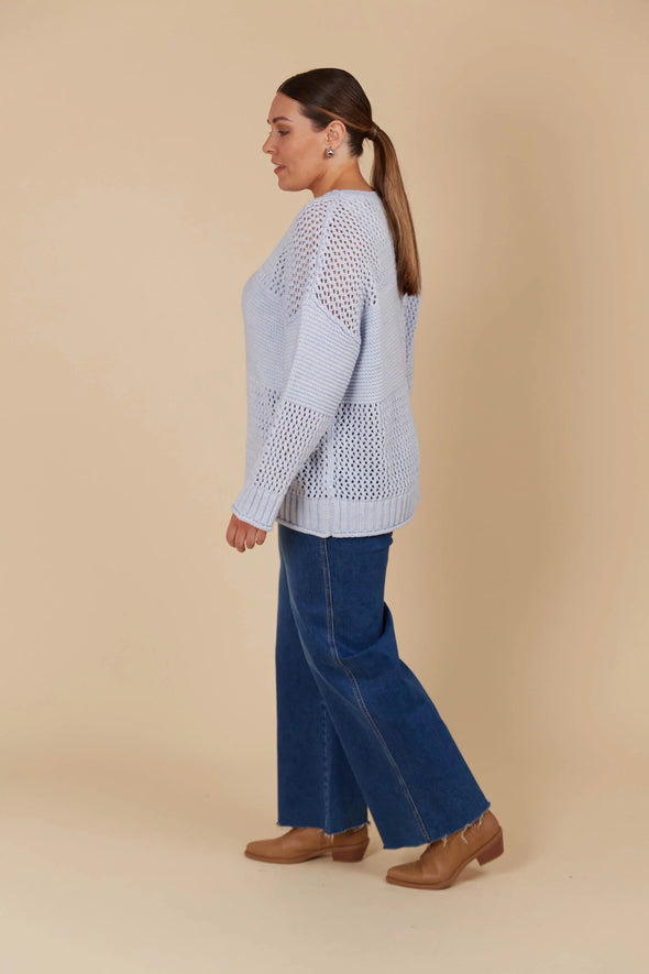 Wide round neck
Drop shoulder
Long sleeves
Hip-length
Contrasting weave design
Easy fit
80% Acrylic, 20% Wool