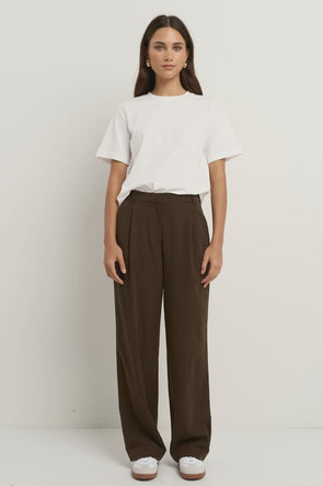 - Mid-rise waistband with flat front and elastic back
- Zip and button closure for a clean tailored finish
- Wide leg shape offers movement and fluidity
- Functional side pockets add practicality
- Crafted in a soft viscose blend, 94% Viscose 6% Polyester