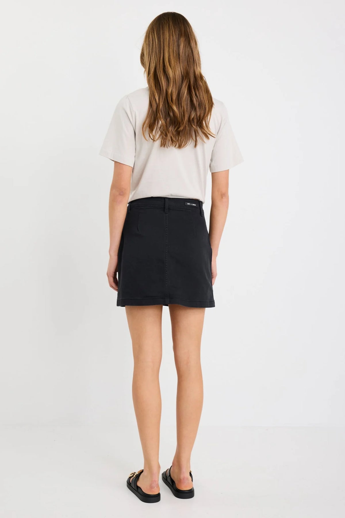 - Washed black denim for a casual, lived-in look
- Front patch pockets for practical detailing
- Zip and button closure for secure wear
- Mini length with a straight silhouette
- Comfortable stretch blend for flexibility
- Fabric composition: 98% Cotton, 2% Elastane