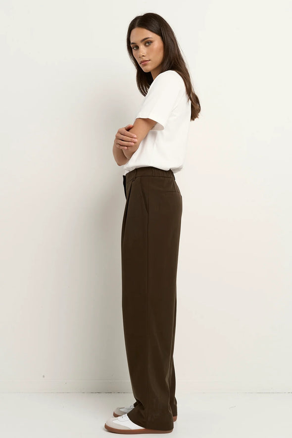- Mid-rise waistband with flat front and elastic back
- Zip and button closure for a clean tailored finish
- Wide leg shape offers movement and fluidity
- Functional side pockets add practicality
- Crafted in a soft viscose blend, 94% Viscose 6% Polyester