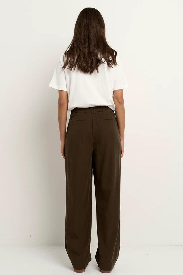 - Mid-rise waistband with flat front and elastic back
- Zip and button closure for a clean tailored finish
- Wide leg shape offers movement and fluidity
- Functional side pockets add practicality
- Crafted in a soft viscose blend, 94% Viscose 6% Polyester