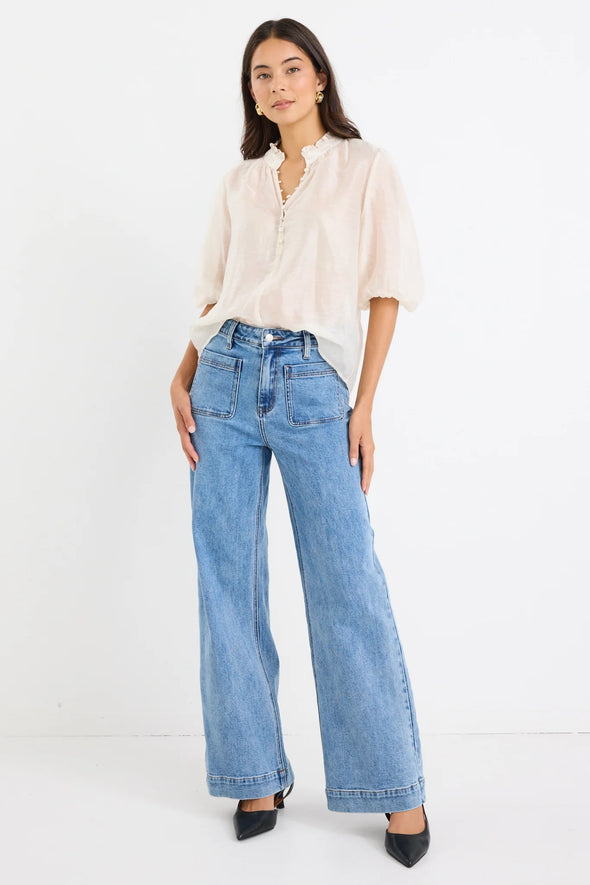 Start your day with a playful twist in the Closure Top. Featuring a high neck with charming frill details and a button front, this top also boasts mid-length balloon sleeves for added fun. Made from a semi-sheer linen blend, it offers breathable comfort that’s perfect for any occasion.