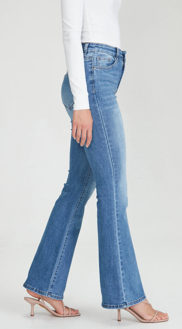 A classic flared jean in a soft stretch denim with a slim fit through the waist and thighs.

Fixed waist band with belt loops, zip fly, 70.5% cotton, 27.5% polyester, 2% spandex. Classic 5 pocket design.&nbsp;