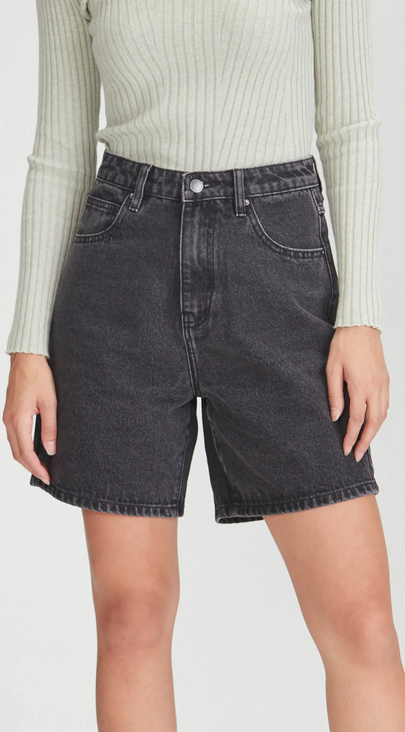 A versatile everyday Summer short that can be dressed up or down.
Comes in this great faded out Black, Light Blue or Mid Blue.&nbsp;Hunter can be worn baggy or fitted &amp; higher or lower on the waist as preferred.&nbsp;