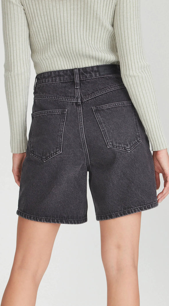 A versatile everyday Summer short that can be dressed up or down.
Comes in this great faded out Black, Light Blue or Mid Blue.&nbsp;Hunter can be worn baggy or fitted &amp; higher or lower on the waist as preferred.&nbsp;