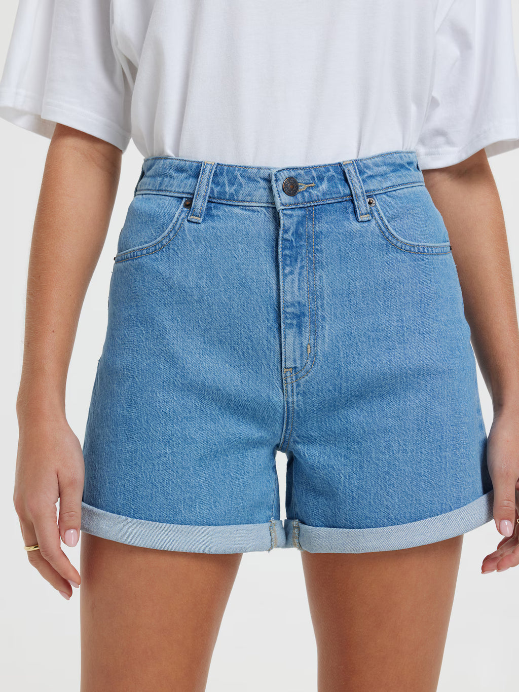 High Rise
Fitted Top Block
Relaxed Leg
Zip Fly
Contrast Stitching
Paper Patch (Vegan)
Model is 169cm tall and wearing a size 8