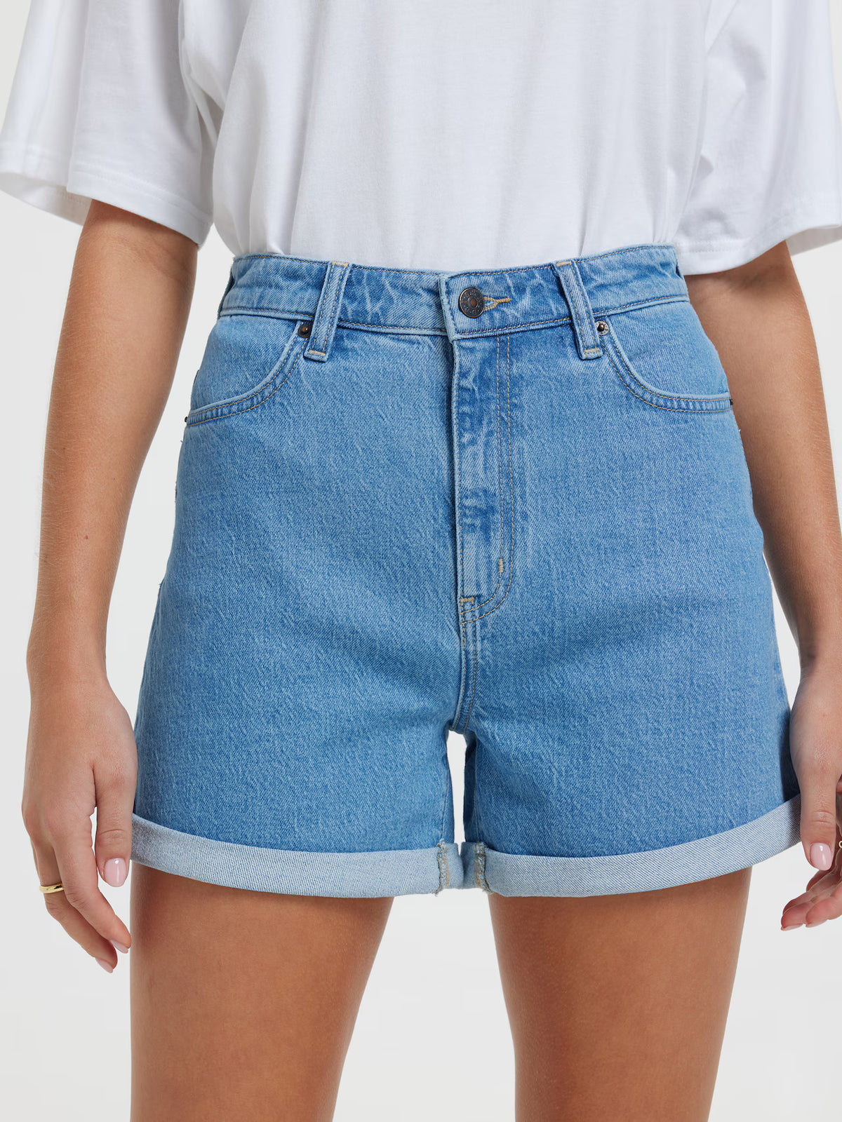 High Rise
Fitted Top Block
Relaxed Leg
Zip Fly
Contrast Stitching
Paper Patch (Vegan)
Model is 169cm tall and wearing a size 8