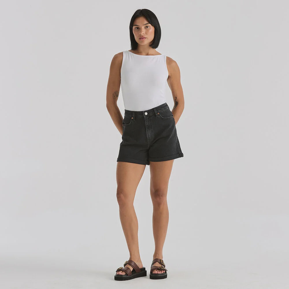 High Rise
Fitted Top Block
Relaxed Leg
Zip Fly
Tonal Stitching
Paper Patch (Vegan)
Model is 169cm tall and wearing a size 8