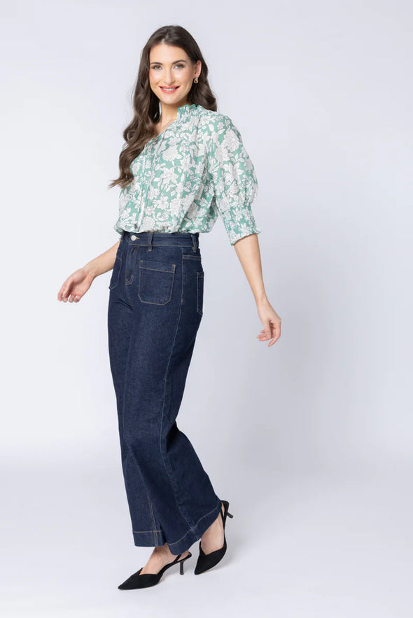 Pretty sage-green base with white bloom print

Relaxed, easy fit

Elbow-length sleeves

Lightweight and breathable

Perfect for pairing with jeans or summer skirts

Composition: 70% Viscose, 30% Nylon