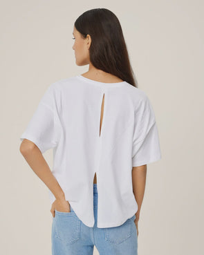 Made of organic cotton, this T-shirt comes in a loose fitted design, round neckline and a cut-out detail on the back which makes this basic tee to a statement piece. Style with your favourite jeans or summer shorts.
