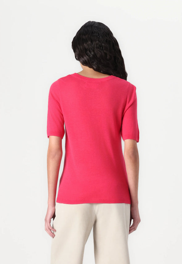 Regular fit

Lightweight knit ideal for layering

Soft, breathable eco-conscious fabric

Classic V-neck and short sleeves

Simple, timeless silhouette