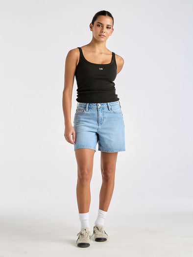 Upgrade your summer wardrobe with our Mid Straight Short! The classic mid-rise dad fit offers a relaxed square top block and straight leg profile for maximum comfort. Looks effortlessly cool worn low and with a vintage light blue wash, these shorts add a touch of nostalgia to any outfit.