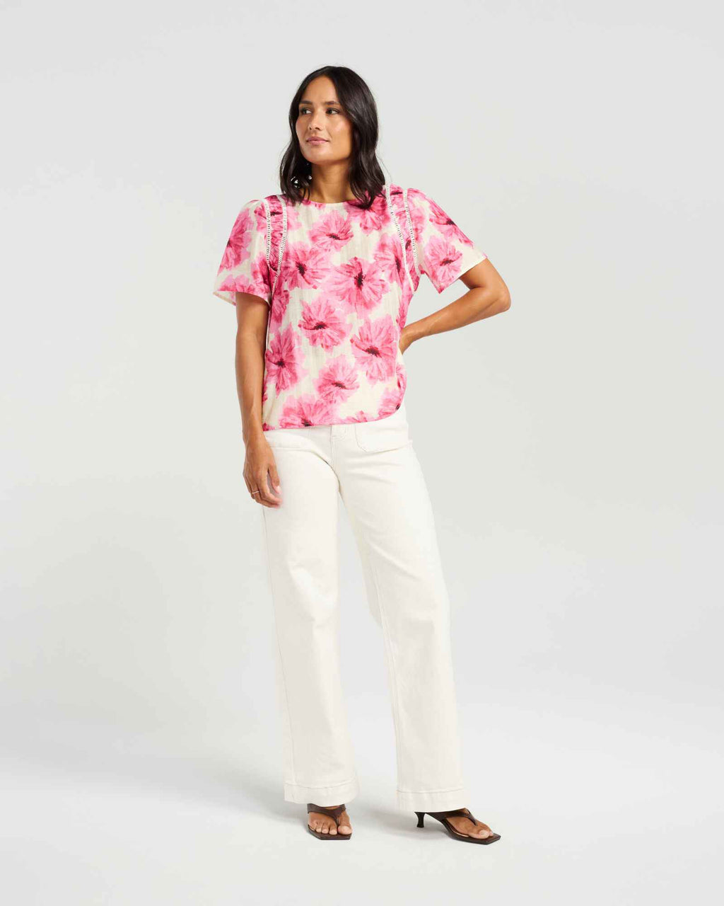 Oversized all-over floral print
Vibrant hot pink colourway
Relaxed fit
Crew neckline
Short sleeves
Ladder lace arm detailing
65% Lyocell, 18% Nylon, 17% Linen