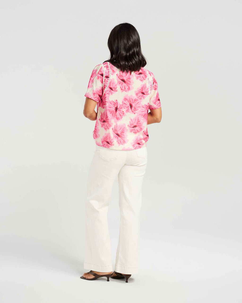 Oversized all-over floral print
Vibrant hot pink colourway
Relaxed fit
Crew neckline
Short sleeves
Ladder lace arm detailing
65% Lyocell, 18% Nylon, 17% Linen