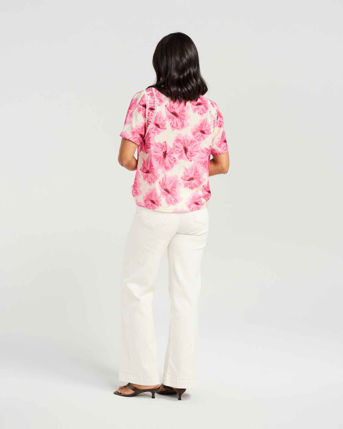 Oversized all-over floral print
Vibrant hot pink colourway
Relaxed fit
Crew neckline
Short sleeves
Ladder lace arm detailing
65% Lyocell, 18% Nylon, 17% Linen