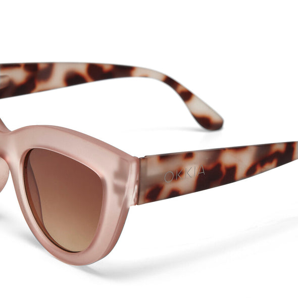 Frame colour: Pink Havana

Lens colour: Brown Gradient

Light Filter Category 3 (8–18% transmission) — ideal for bright sunlight

UV400 protection for complete eye safety

Signature Cat Eye silhouette with raised corners and large lenses