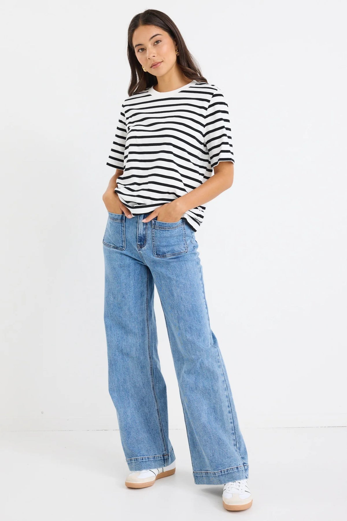 Black and white stripe design

Oversized, boxy fit

Classic crew neckline

Short sleeves

Soft, breathable cotton blend

Comfortable stretch for everyday wear

Fabric Composition
95% Cotton, 5% Elastane